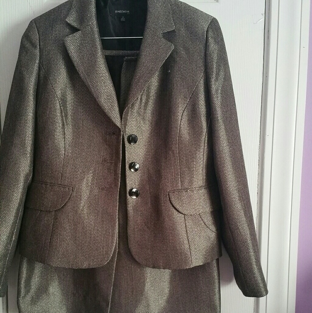 Skirt suit